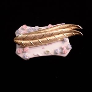 3 /$10 Goldtone textured feather brooch stamped "Lisa"